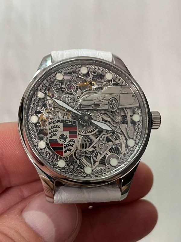 Скелетон Tsedro с изображением автомобиля и эмблемой Porsche на белом ремешке — Фото 1